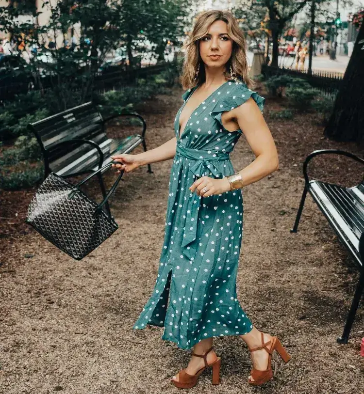 2022 tendencias de la moda evitar el bolso bolso de mano vestido de lunares escote profundo