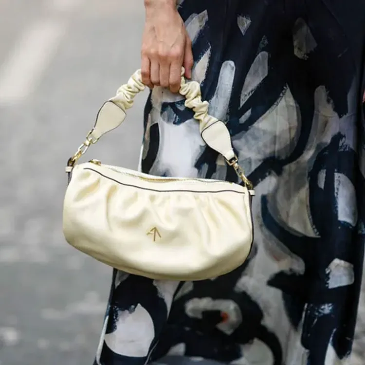 Tendencias de la moda primavera 2022 evitan el bolso baguette blanquecino