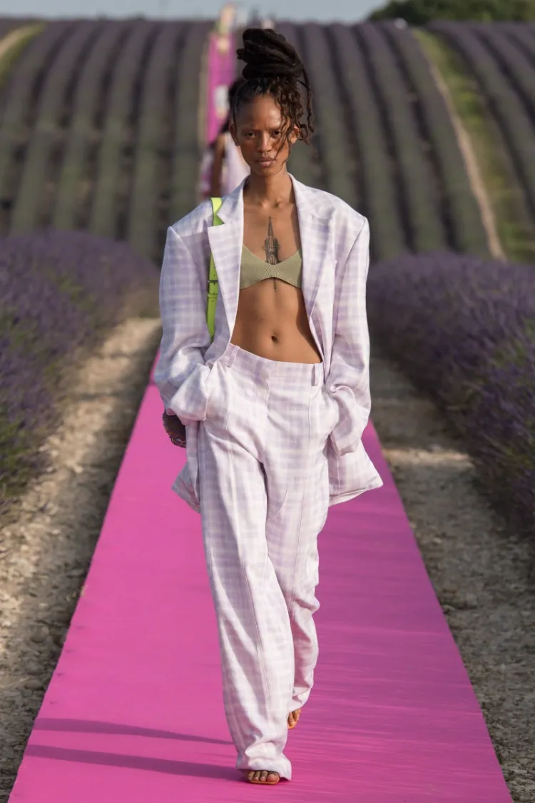 Ropa de mujer: lo que no debe faltar este verano 10 - 【MioEstilo】 bralette de moda primavera-verano 2022