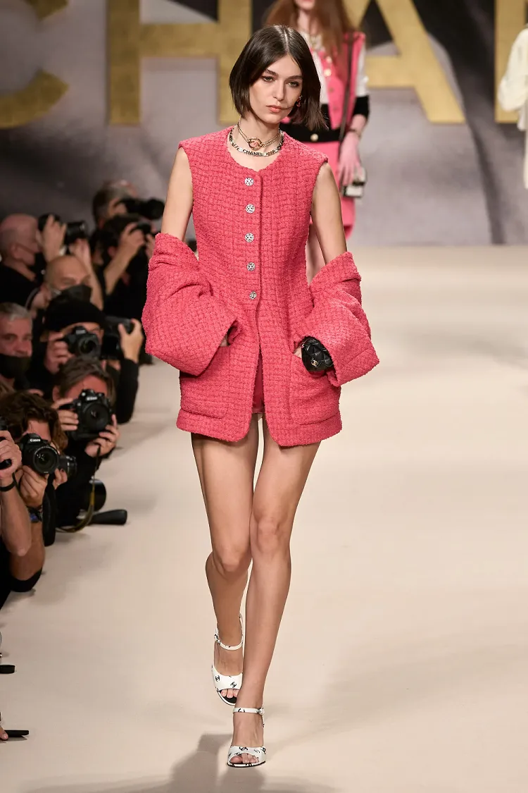 tendencias de color de moda 2022 primavera verano semana de la moda chanel show