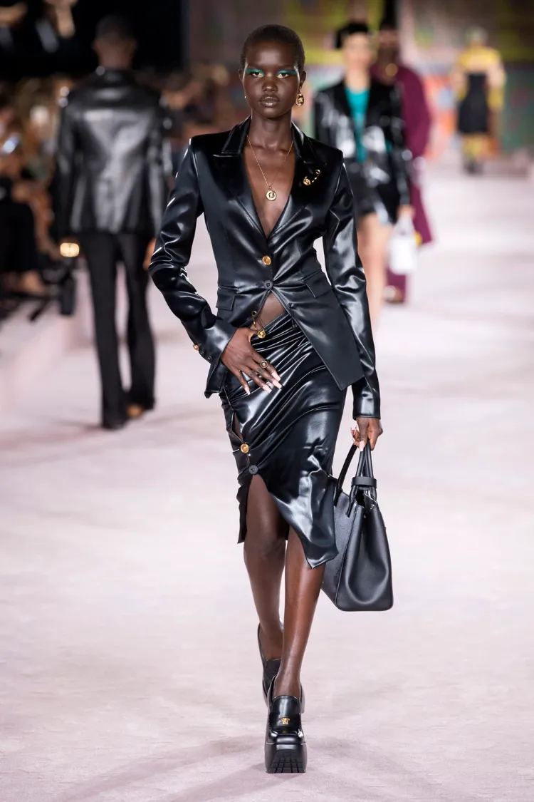 tendencia de látex desfile de versace semana de la moda 2022 otoño invierno 2023