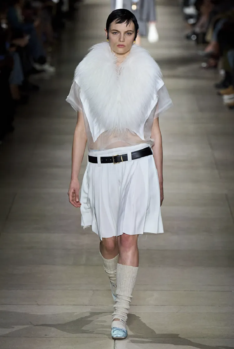 tendencias de la pasarela primavera verano 2022 semana de la moda cuello de piel sintética chanel