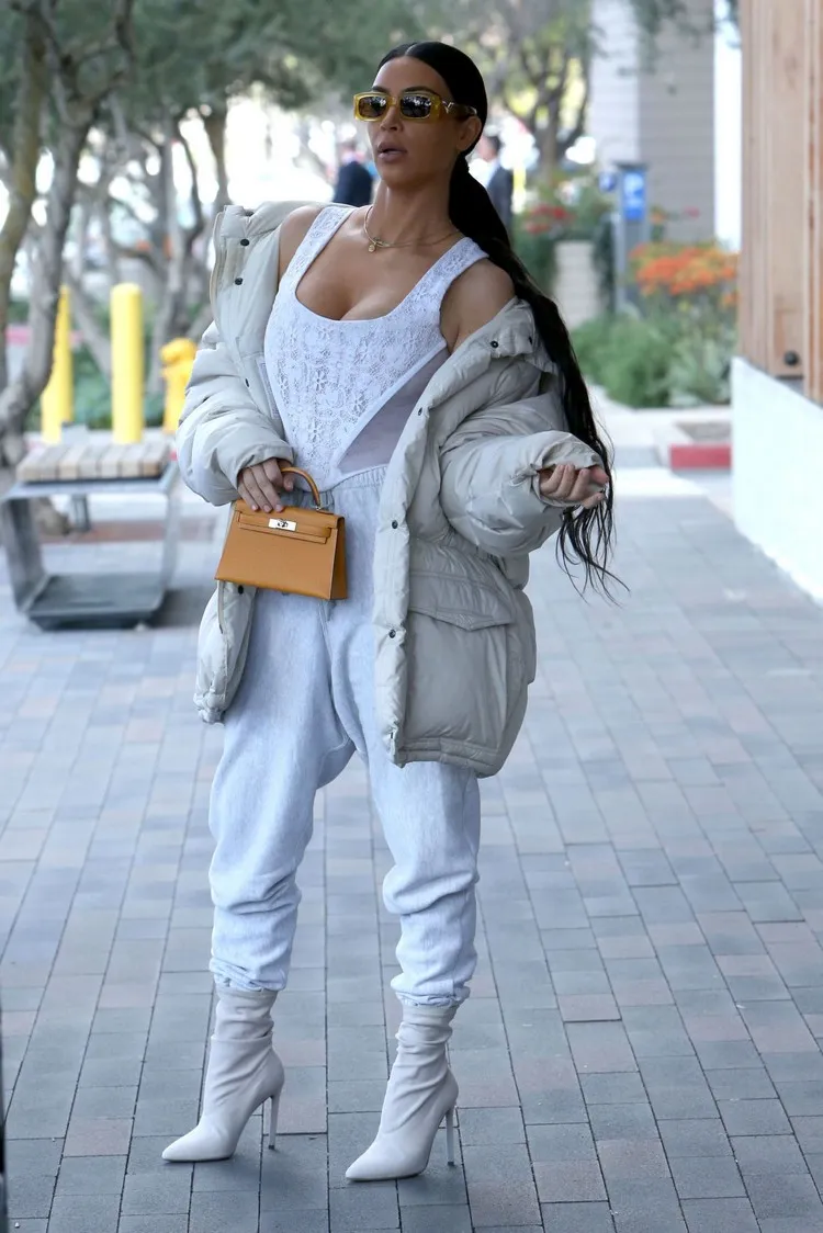 pantalones de jogging de mujer de moda con chaqueta blanca tendencias de moda de mujer 2022 Kim Kardashian
