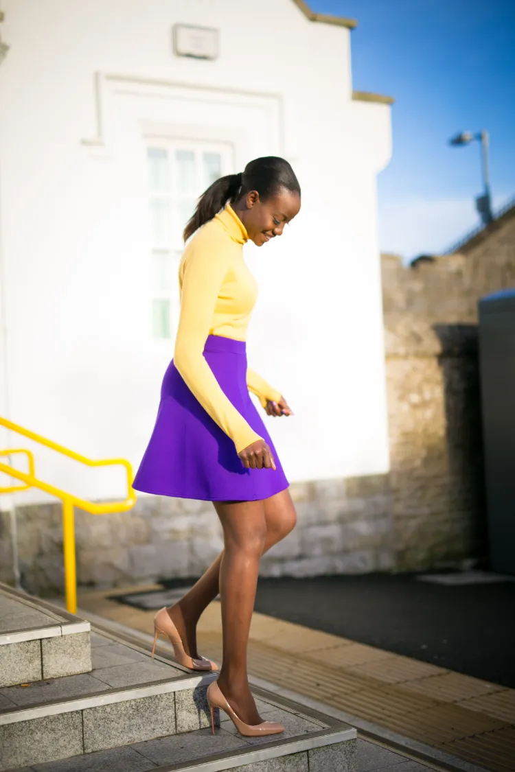 asociación colores complementarios ropa de mujer circulo de color amarillo violeta