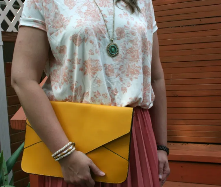 asociación colores contrastantes prendas de vestir accesorios mujer teoría rueda cromática