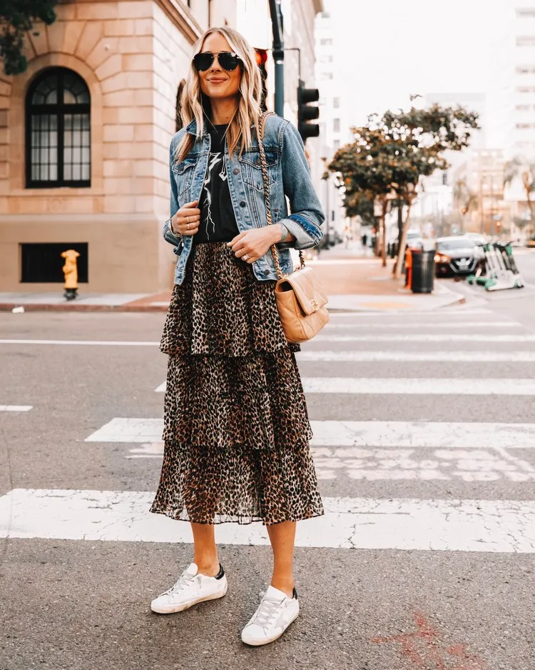 Campera vaquera de mujer: Ideas para lucirla con estilo 6 - 【MioEstilo】 chaqueta vaquera corta con falda midi zapatillas blancas tendencias moda 2022