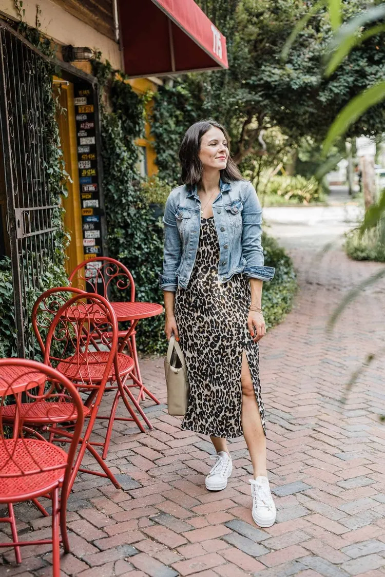 Campera vaquera de mujer: Ideas para lucirla con estilo 7 - 【MioEstilo】 qué llevar con una chaqueta de mezclilla vestido midi estampado de leopardo blanco converse tendencias de moda primavera verano 2022
