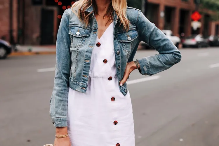Campera vaquera de mujer: Ideas para lucirla con estilo 3 - 【MioEstilo】 como combinar chaqueta vaquera con vestido blanco de verano tendencias moda 2022