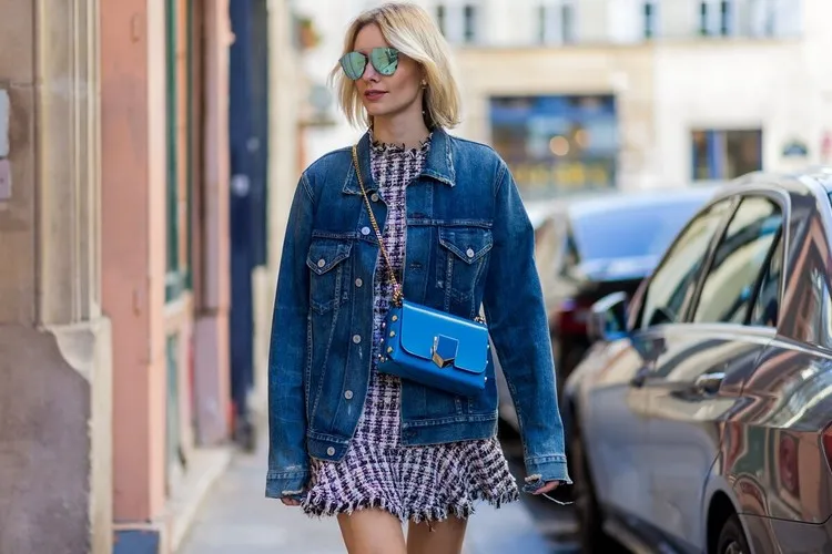 Campera vaquera de mujer: Ideas para lucirla con estilo 10 - 【MioEstilo】 chaqueta vaquera oversize estilo primavera-verano 2022 tendencias de moda