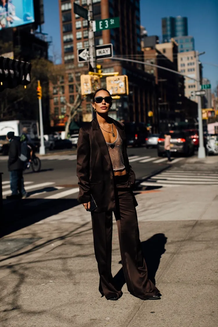 traje de seda de mujer semana de la moda de nueva york primavera 2022