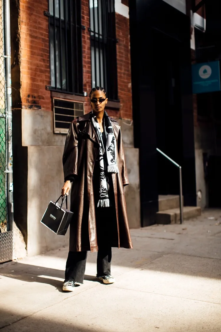semana de la moda de nueva york otoño invierno 2022 2023 street style abrigo de cuero para mujer
