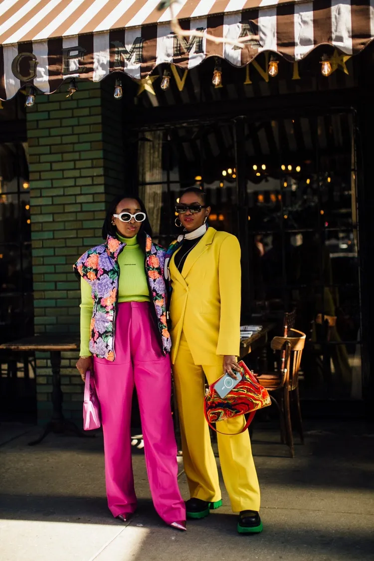 tendencia de ropa de calle parece estilo de calle hombre mujer semana de la moda de nueva york 2022 2023