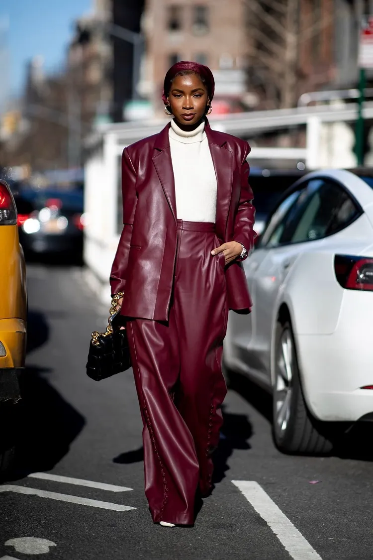 Traje mujer piel burdeos street style fashion week new york 2022