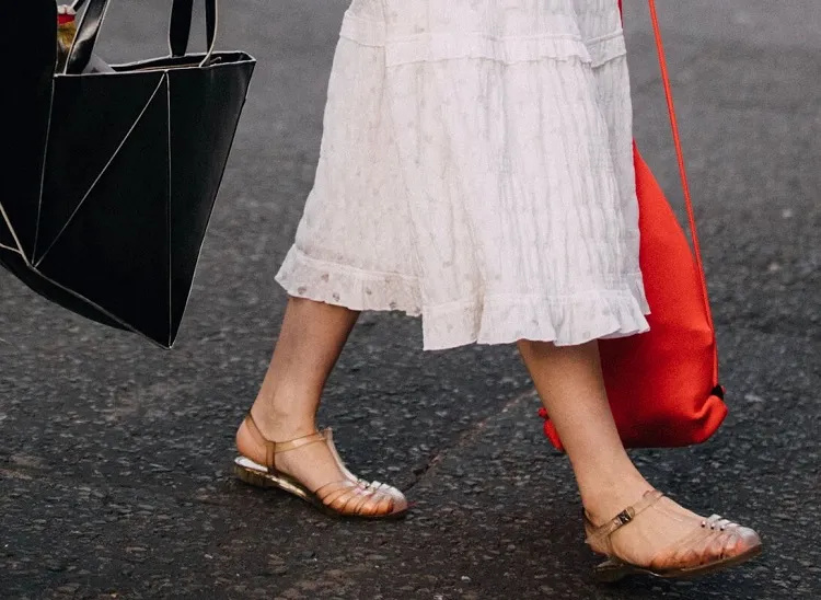 como llevar sandalias medusas zapatos tendencia verano 2022 mujer