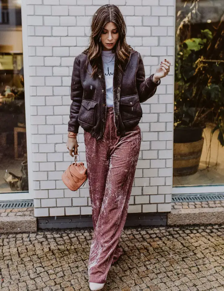 ¿Cómo llevar pantalones de terciopelo? ¡10 formas de verse fantástica! 2 - 【MioEstilo】 pantalones anchos de mujer en terciopelo cazadora de cuero efecto desgastado