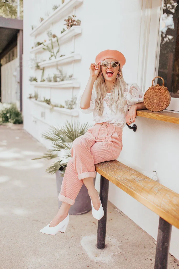 ¿Cómo llevar pantalones de terciopelo? ¡10 formas de verse fantástica! 3 - 【MioEstilo】 Cómo combinar pantalones de pana enrollados de cintura alta de pana rosa