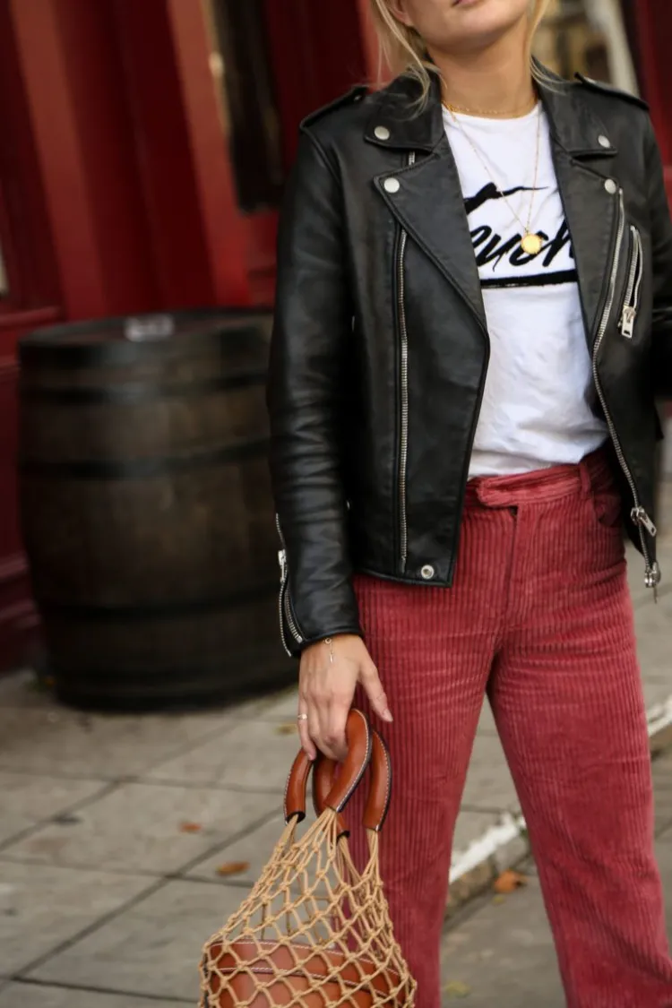 ¿Cómo llevar pantalones de terciopelo? ¡10 formas de verse fantástica! 9 - 【MioEstilo】 pantalones de pana mujer camisa blanca chaqueta de cuero negra