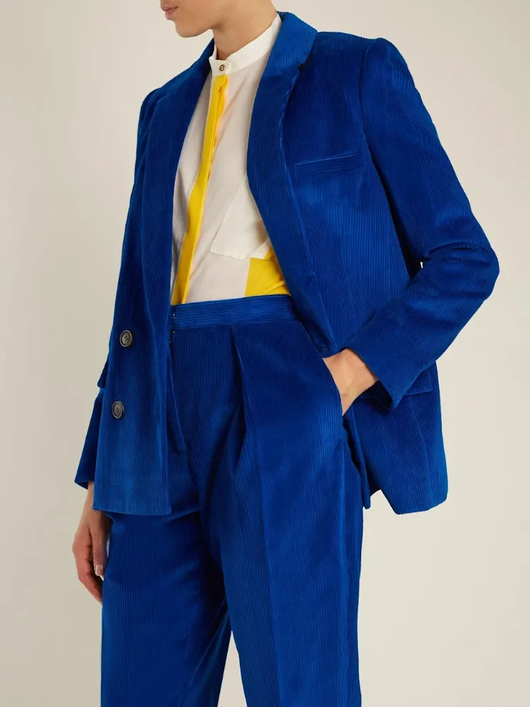 ¿Cómo llevar pantalones de terciopelo? ¡10 formas de verse fantástica! 7 - 【MioEstilo】 como llevar chaqueta y pantalón de terciopelo sastrería mujer andrógina David bowie