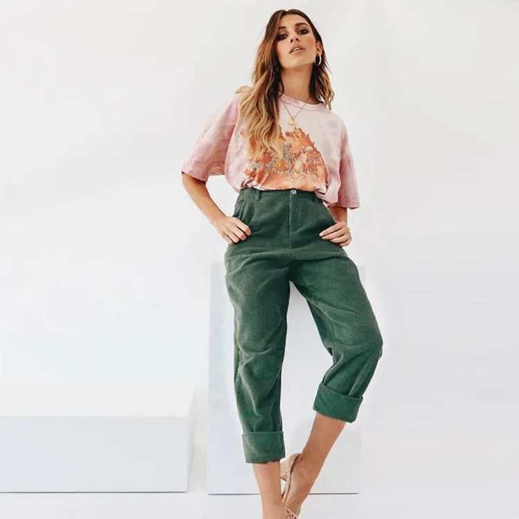 ¿Cómo llevar pantalones de terciopelo? ¡10 formas de verse fantástica! 12 - 【MioEstilo】 Pantalón verde de terciopelo de cintura alta para mujer
