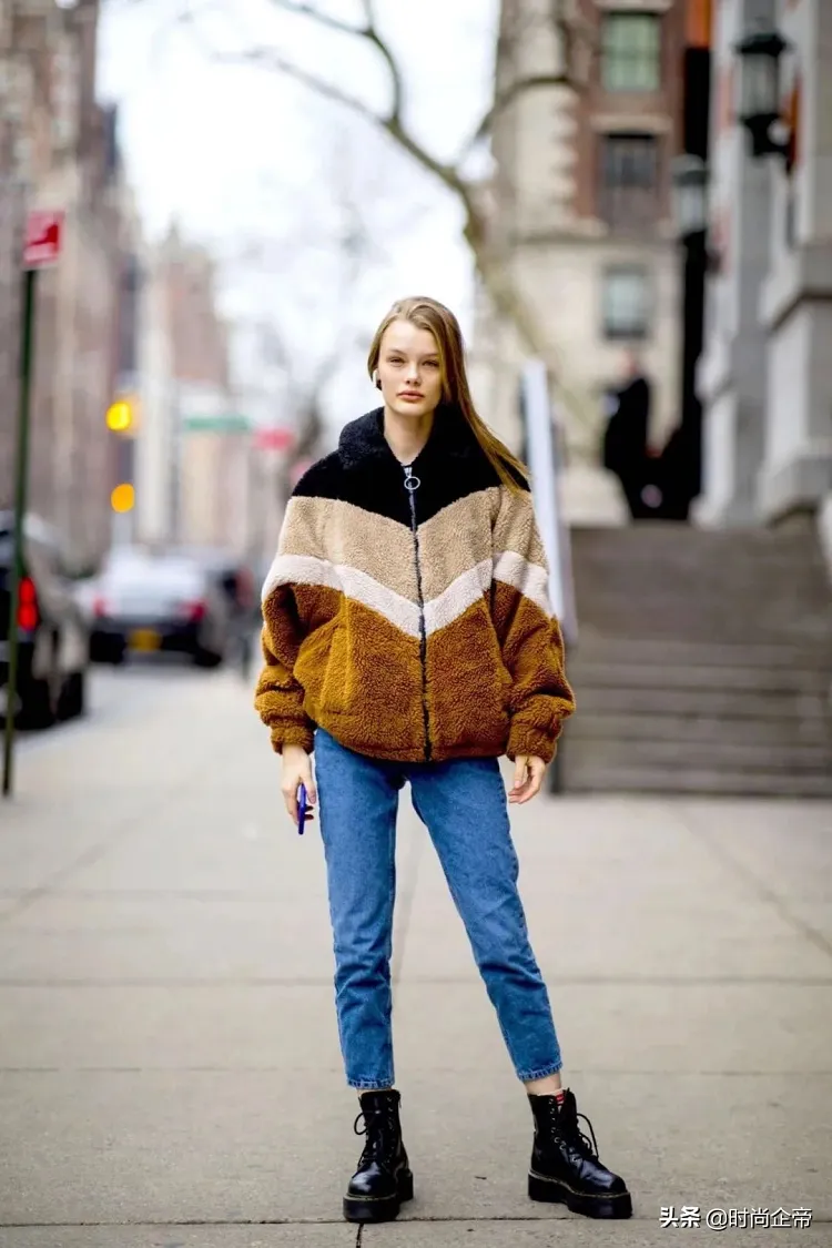 Chaquetas polares: Formas de combinarlas para lucir elegante 3 - 【MioEstilo】 chaqueta de lana multicolor con jeans y botas negras