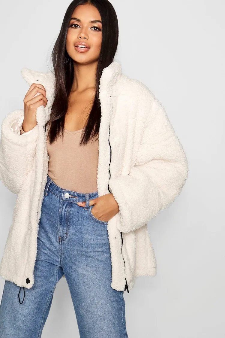 Chaquetas polares: Formas de combinarlas para lucir elegante 9 - 【MioEstilo】 chaqueta polar blanca con cremallera