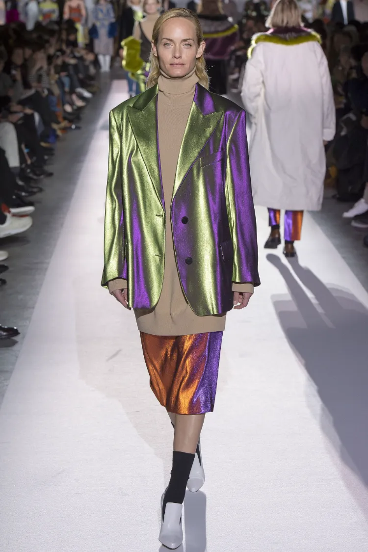 La tendencia de sastrería femenina 2017 inspiró los trajes de hombre de tela iridiscente Dries Van Noten