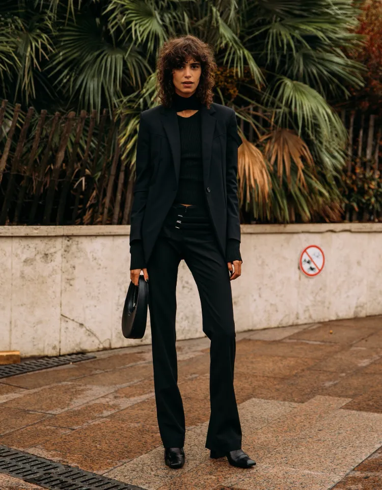 elegante conjunto negro inspirado en la moda de pasarela de alta costura femenina