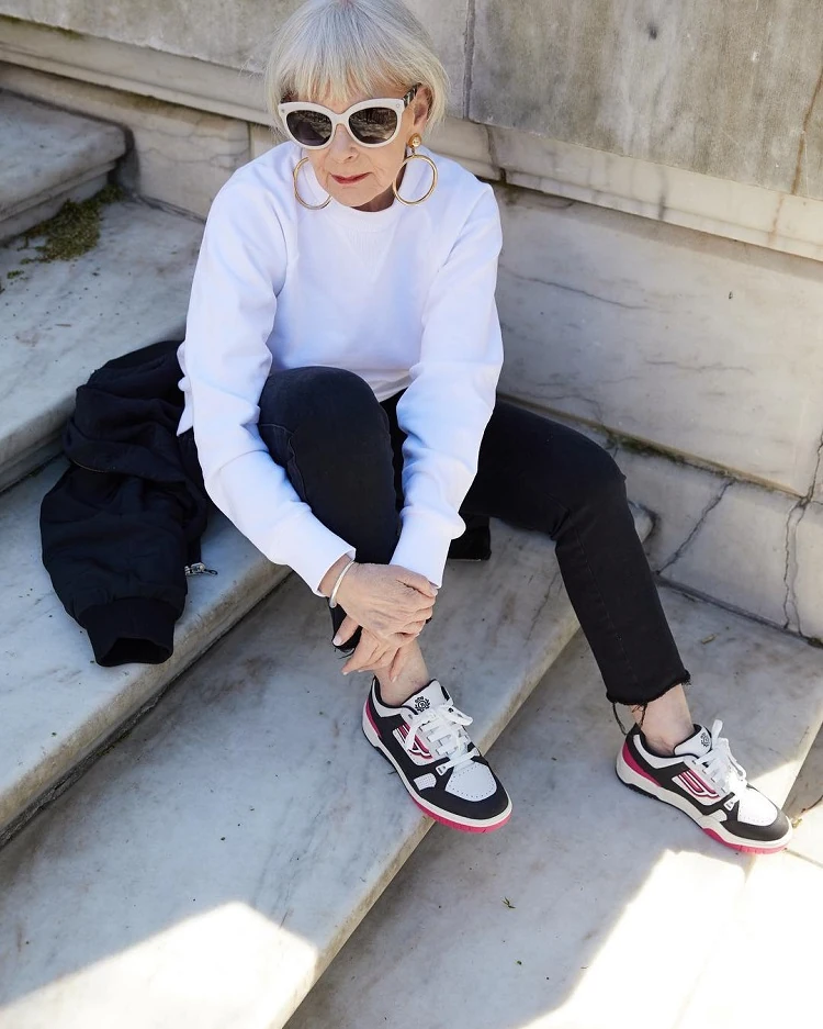 ¿Usar zapatillas después de los 50? ¡Consejos y trucos para rejuvenecer! 9 - 【MioEstilo】 como vestir a los 50