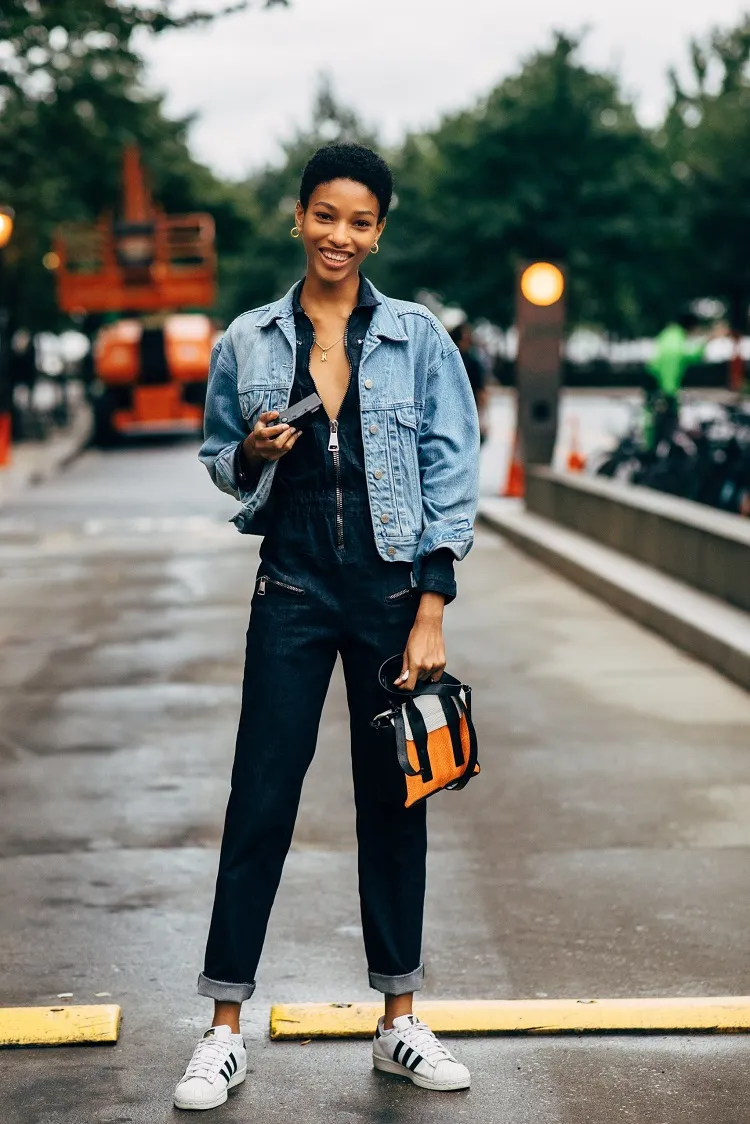 Cómo usar una chaqueta de mezclilla de doble moda de moda.