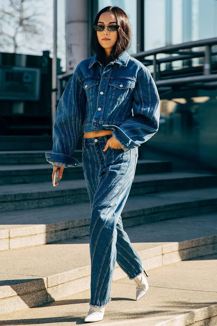 total look jeans de mujer tendencia de moda primavera 2022 semana de la moda de paris