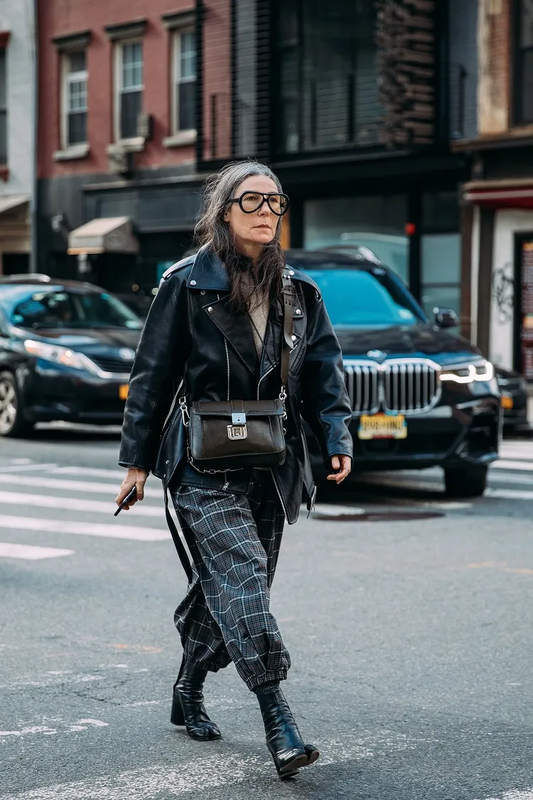 Cómo vestirse después de los 50 años en la tendencia de la moda oversize 2022