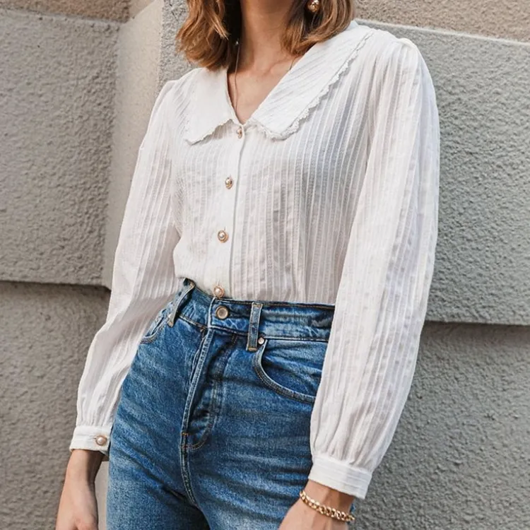 camisa blanca de mujer y jeans vintage