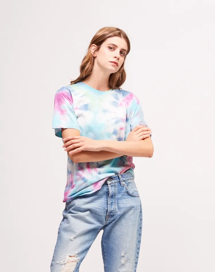 Camiseta tie-dye con denim de los 90