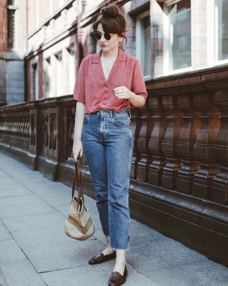 traje chic mujer jeans vintage y blusa manga corta