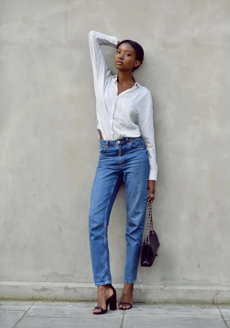 idea de atuendo de mujer jeans vintage y sandalias de tacón alto