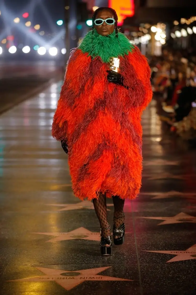 Principales tendencias: Mejores diseños de las marcas más importantes 9 - 【MioEstilo】 Abrigo de plumas de Gucci naranja y verde brillante