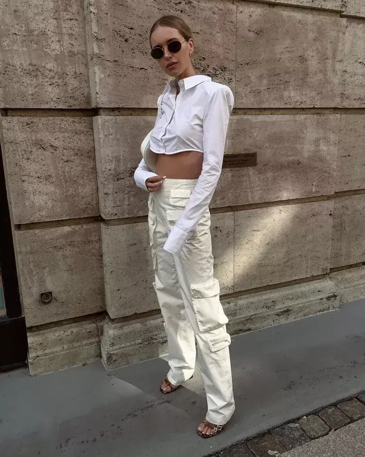 Pantalones cargo de mujer - 5 diseños modernos y con estilo 9 - 【MioEstilo】 pantalón cargo blanco camisa chic urbana crop big trend adopt 2022
