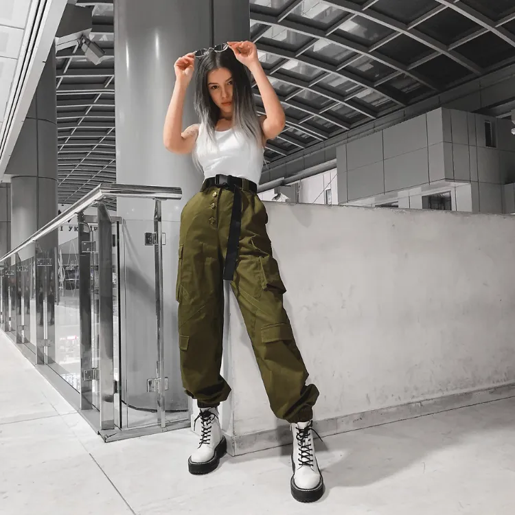 Pantalones cargo de mujer - 5 diseños modernos y con estilo 6 - 【MioEstilo】 ropa de mujer estilo techwear camiseta sin mangas blanca pantalones cargo tendencia de invierno 2022