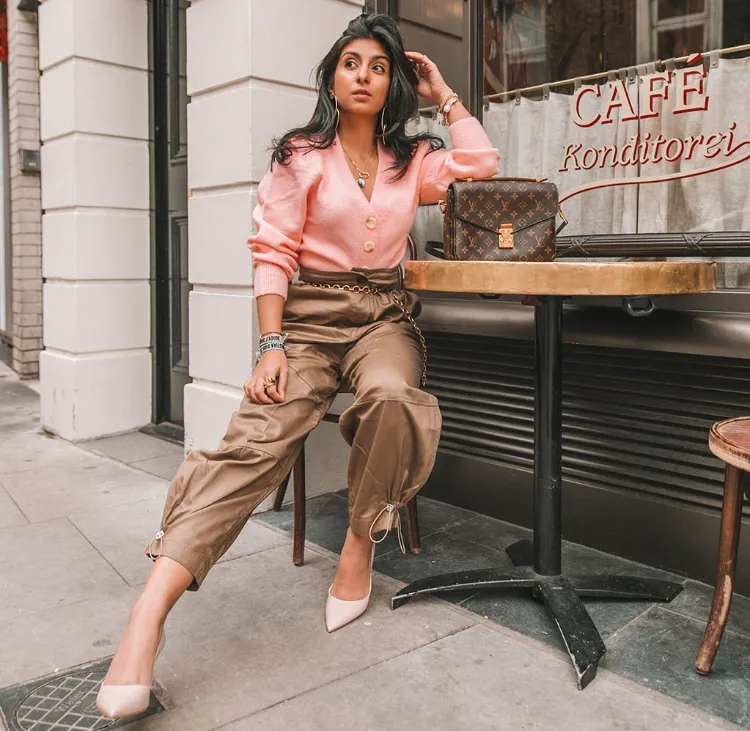 Pantalones cargo de mujer - 5 diseños modernos y con estilo 7 - 【MioEstilo】 idea de usar pantalones cargo de mujer con atuendo universal chic urbano estilo invierno 2022