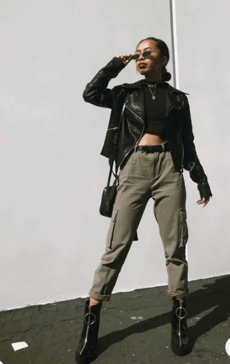 Pantalones cargo de mujer - 5 diseños modernos y con estilo 12 - 【MioEstilo】 ropa de mujer pantalones cargo de moda chaqueta de cuero negro botas tacones invierno 2022