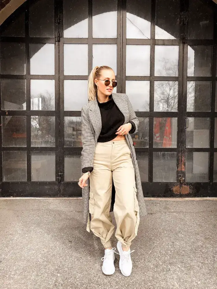 Pantalones cargo de mujer - 5 diseños modernos y con estilo 14 - 【MioEstilo】 como llevar pantalones cargo mujer sneakers abrigo largo beige invierno 2022