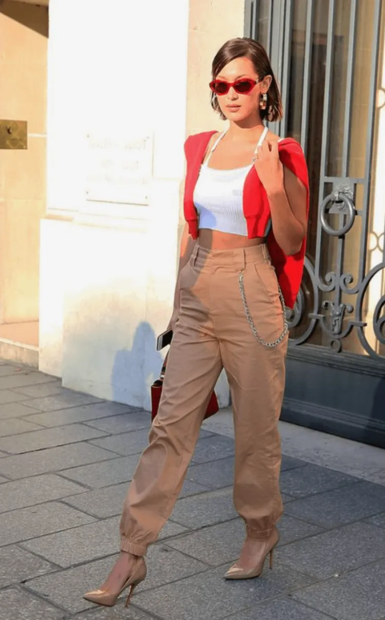 Pantalones cargo de mujer - 5 diseños modernos y con estilo 15 - 【MioEstilo】 Cómo usar pantalones cargo beige con zapatos de mujer con tacones altos.