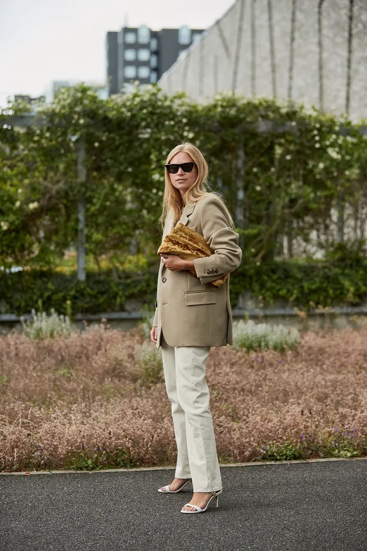 como llevar jeans blancos de entretiempo primavera 2022 mujer