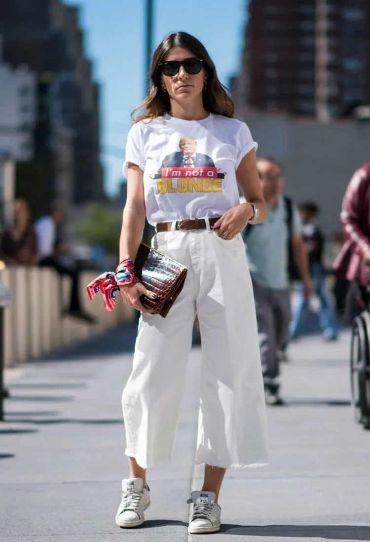 Cómo llevar pantalones acampanados blancos para mujer en verano.