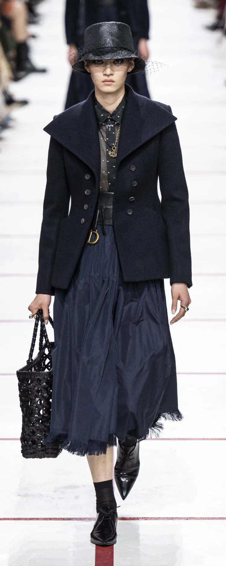 Desfile de Christian Dior ropa de mujer estilo gótico moda 2022 tendencias