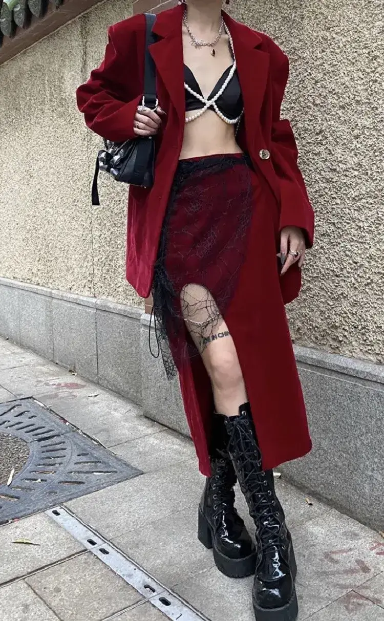 conjunto de falda y chaqueta de estilo gótico rojo tendencias de moda de mujer 2022