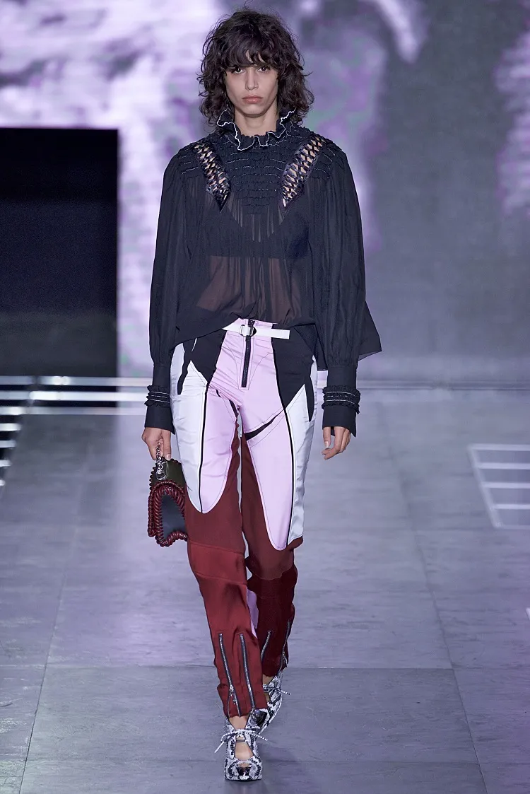 Balenciaga desfile de moda louis vuitton colección de prendas de vestir exteriores ropa técnica de mujer estilo techwear
