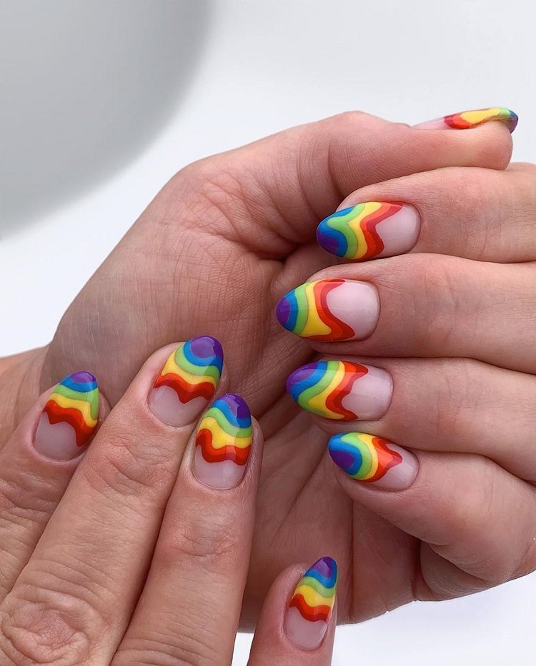 arte de uñas exagerado en colores pop