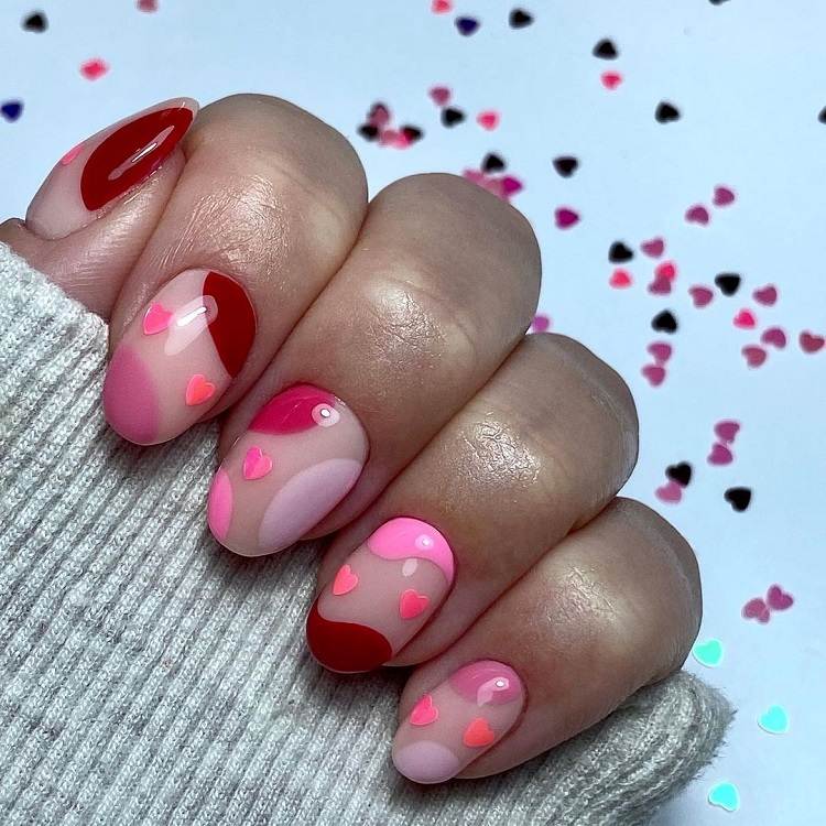 manicura rosa y roja abstracta con mini corazones