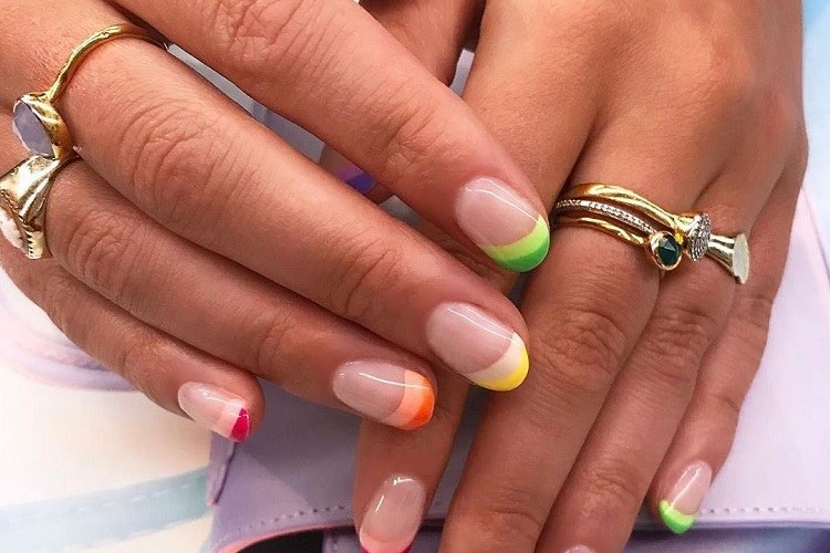 tendencia de uñas arcoíris en colores pop y diseño abstracto